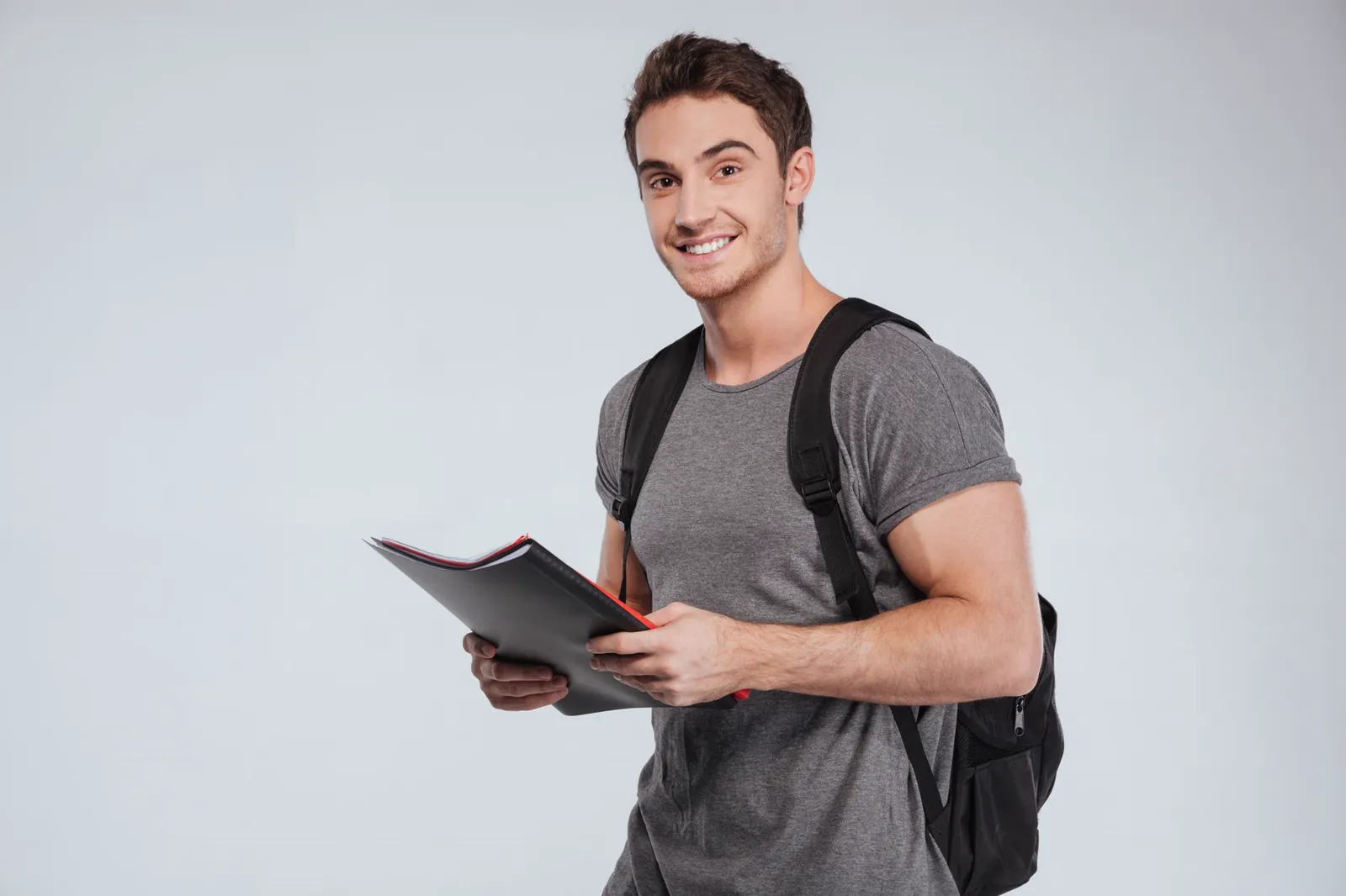 Étudiant avec son dossier relié