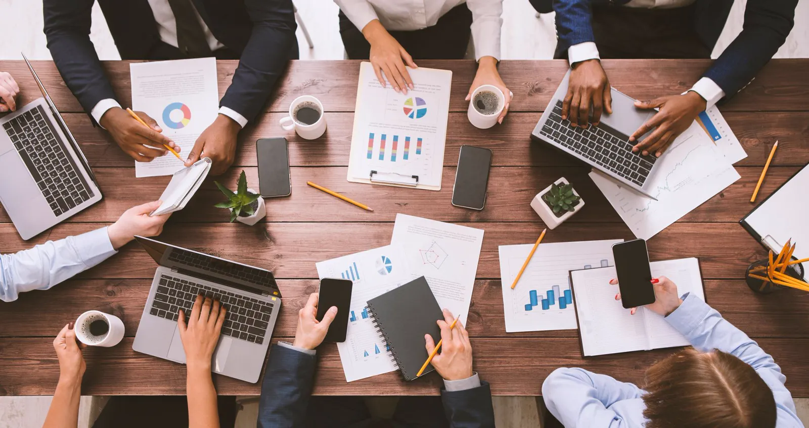 Réunion de travail autour de documents imprimés