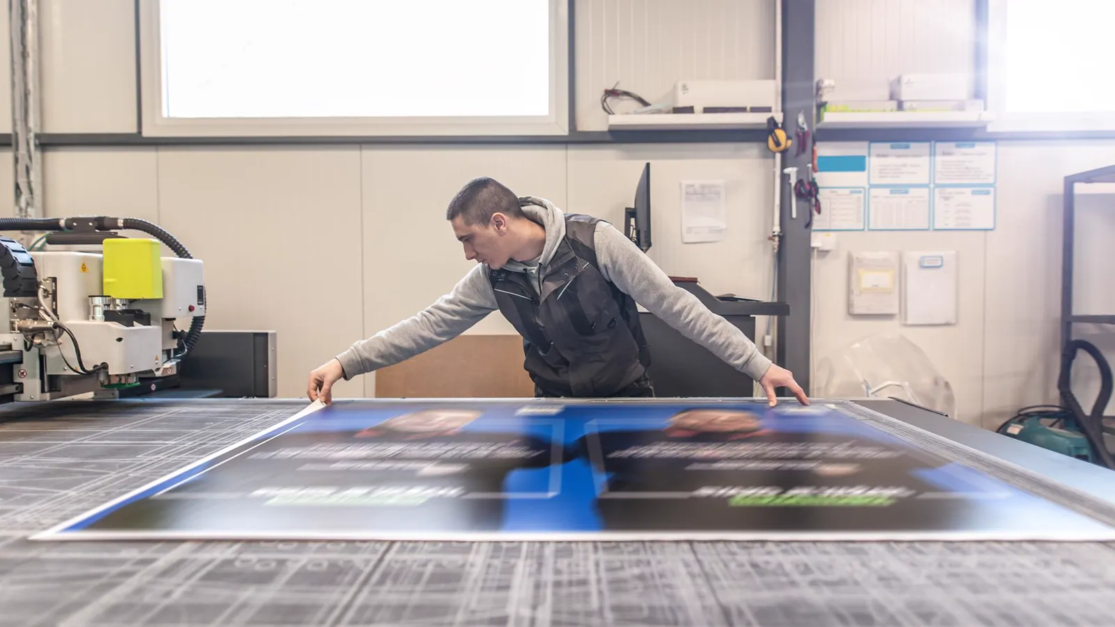 Grand tirage posé sur une table de travail