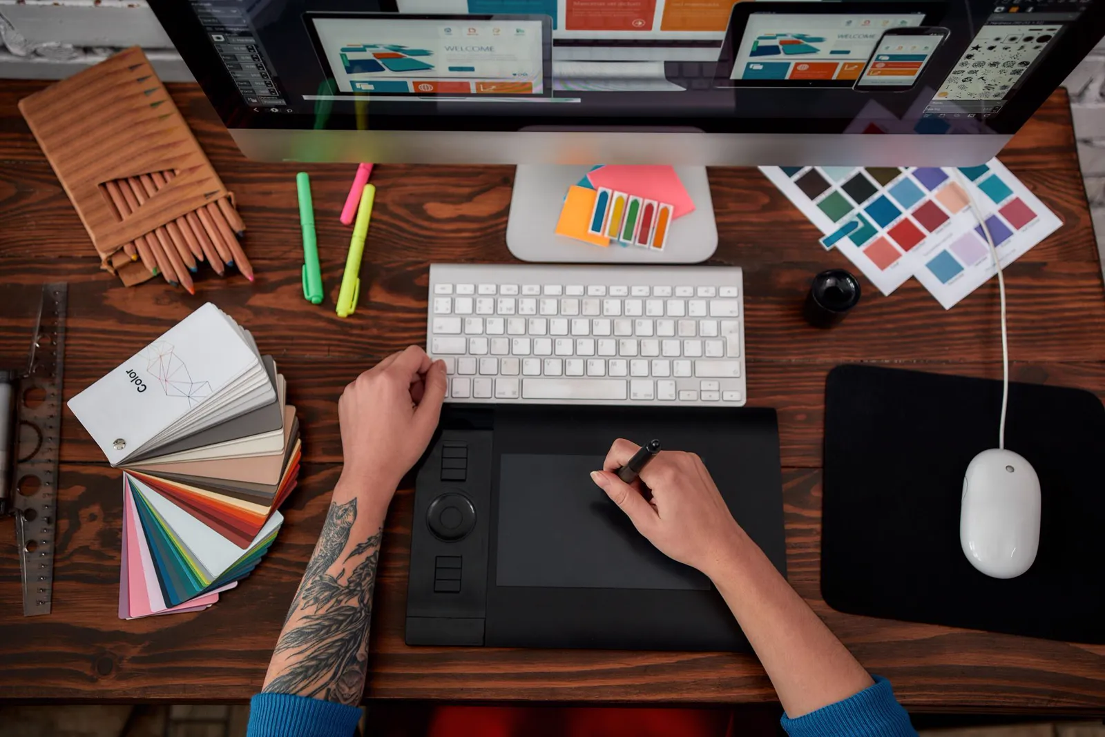 Bureau de graphiste avec tablette et nuanciers